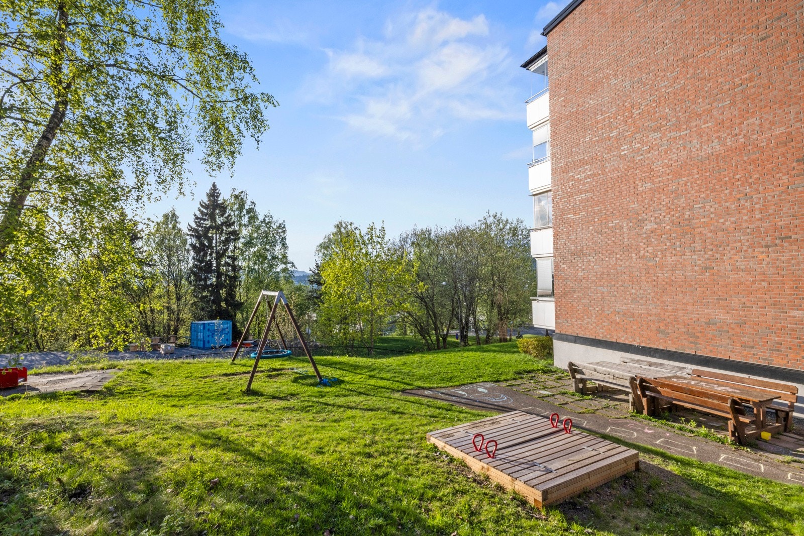 Det er store, flotte uteområder med lekeapparater og sittegrupper til felles anvendelse Galleribilde