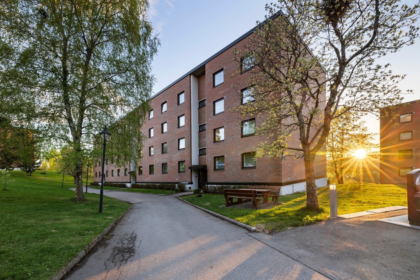 Eiendommen ligger sentralt og attraktivt til, med umiddelbar nærhet til barnehager, parker, kjøpesenter, T-bane og skoler, samt kort vei til idrettsanlegg, togstasjon og populære turdestinasjoner Galleribilde