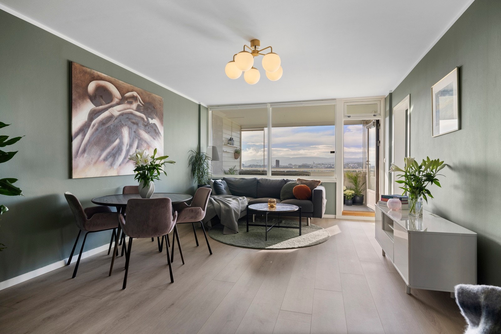 Velkommen til Lavrans vei 10 - en oppusset og innbydende 3-roms leilighet i 4. etasje! Galleribilde