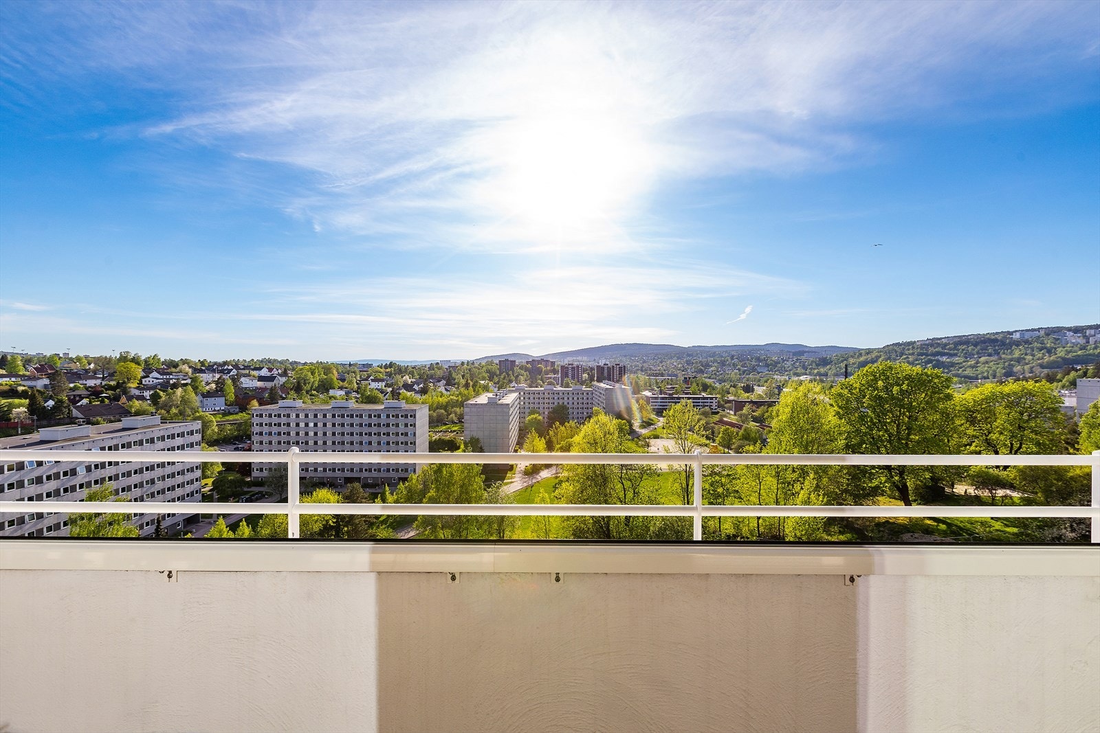 Fra balkongen har man fantastiske solforhold og en herlig utsikt. Galleribilde