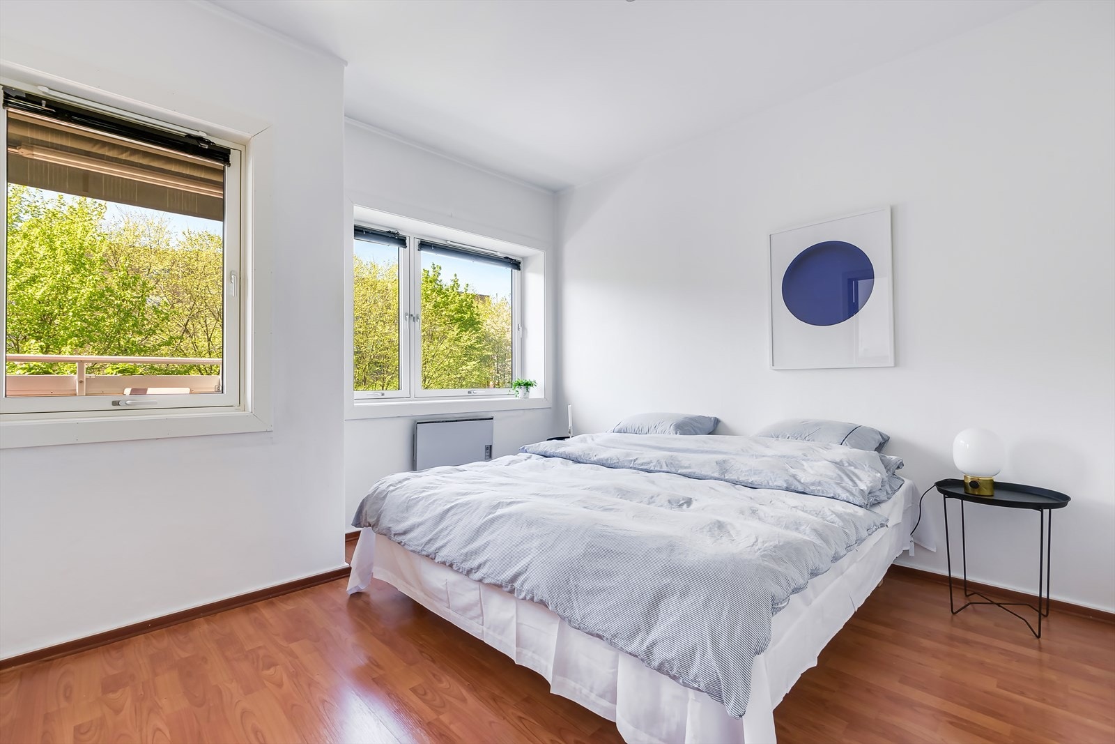 Det romslige hovedsoverommet har god plass til en dobbeltseng og tilhørende nattbord Galleribilde