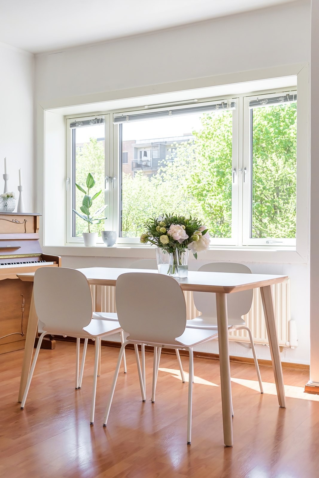 Det er god plass til stort spisebord - perfekt for å samle venner og familie! Galleribilde