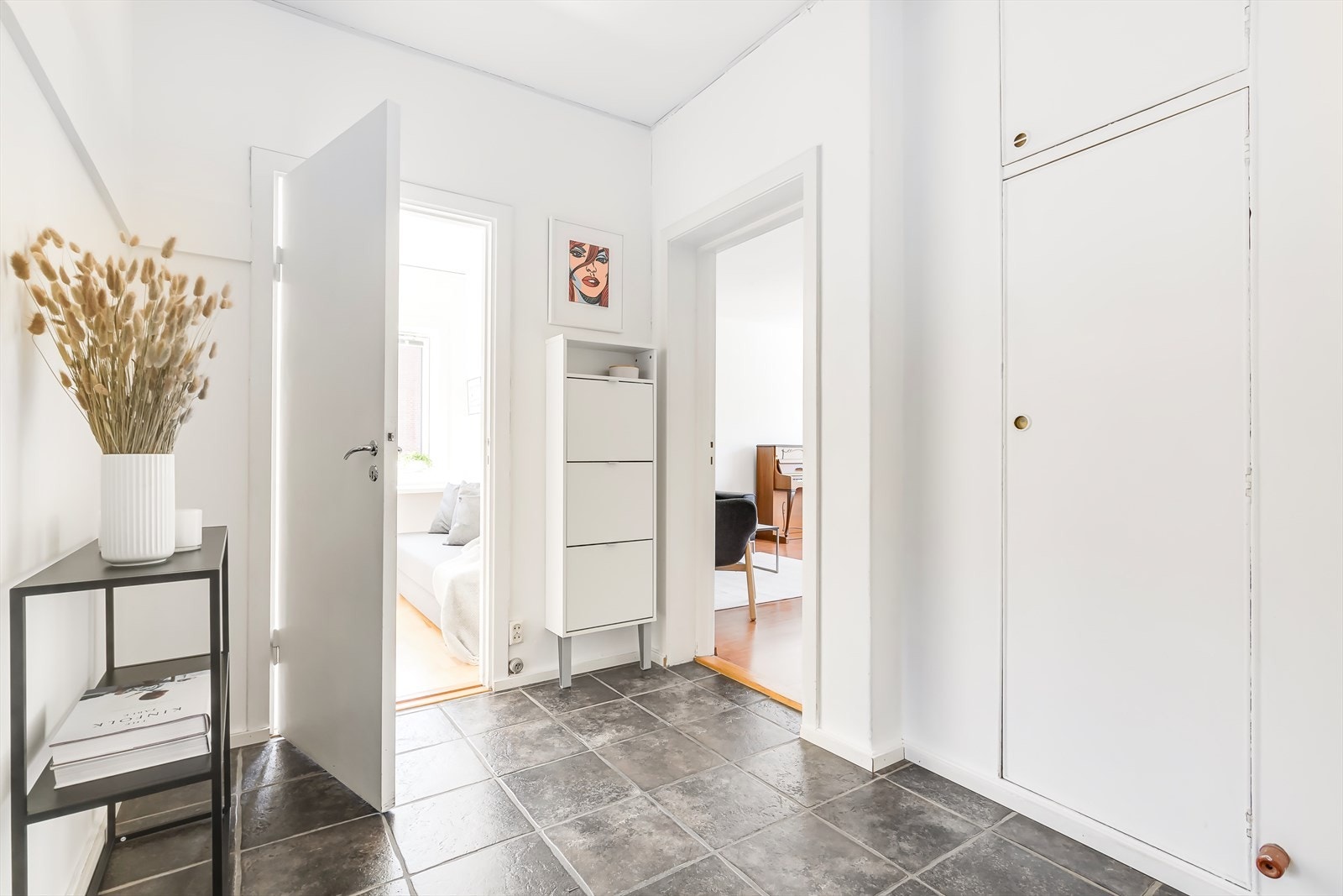 Innbydende entré med flislagt gulv, hvilket er enkelt å rengjøre Galleribilde