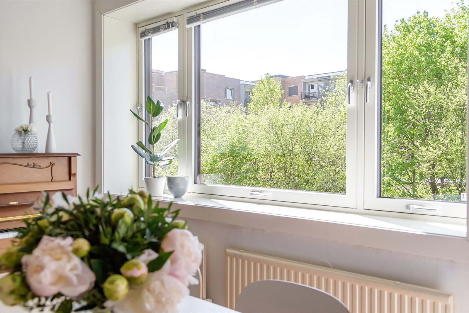 Boligen har en praktfull og usjenert beliggenhet i 4.etasje med grønt utsyn Galleribilde