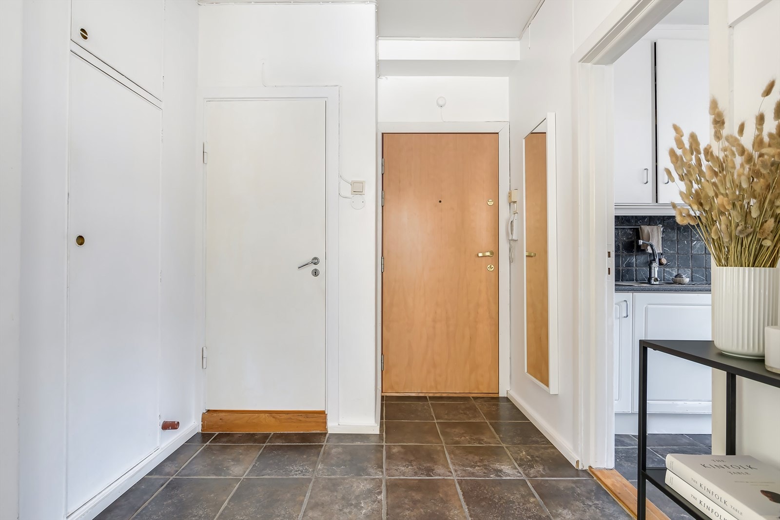 Entréen har godt med oppbevaringsplass i integrerte skap Galleribilde