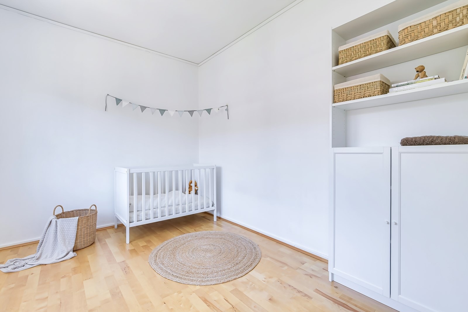 Det er plass til seng, skrivebord og annet møblement Galleribilde