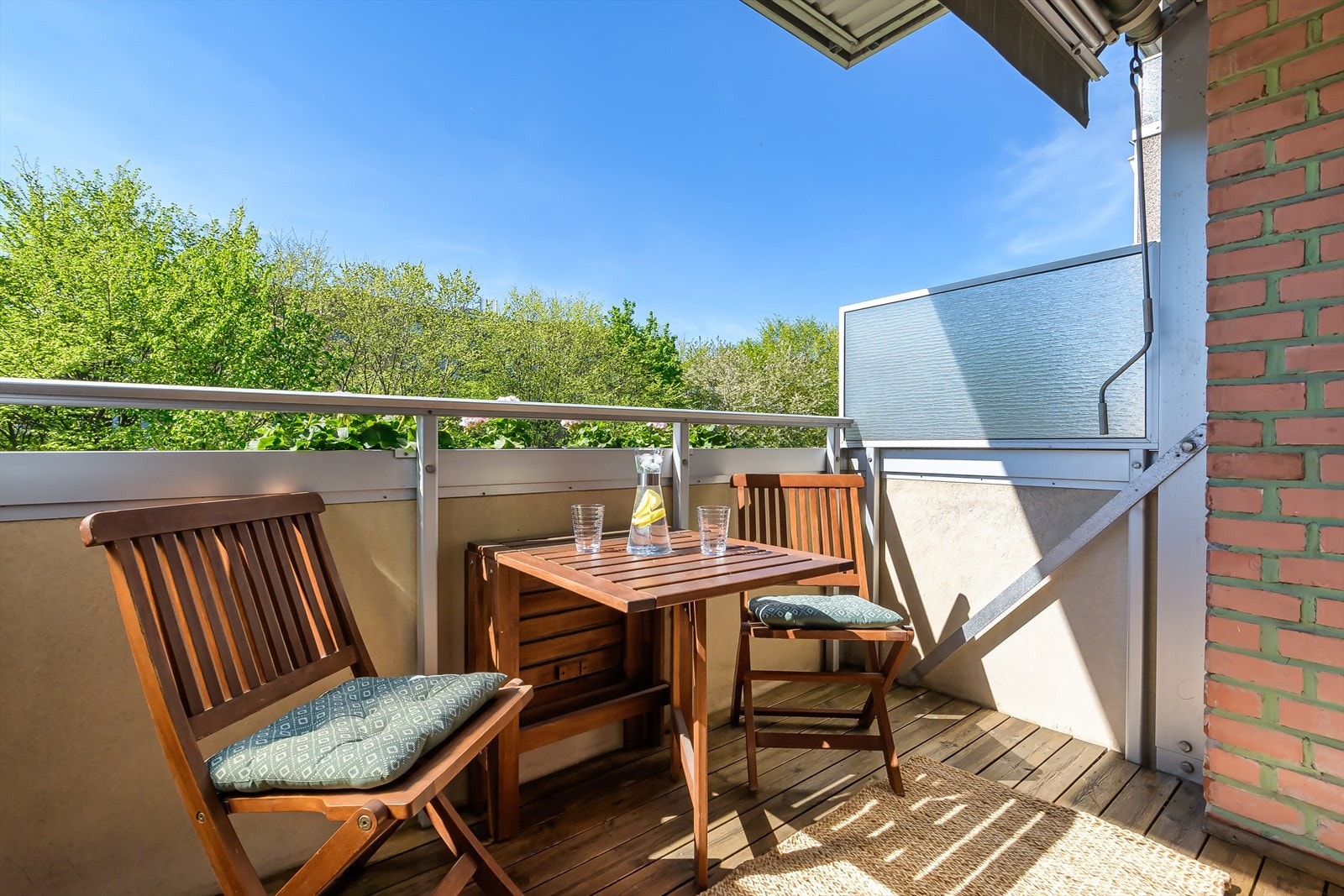 Balkongen som er ca. 5 kvm, vender mot vest og grønne fellesområder Galleribilde