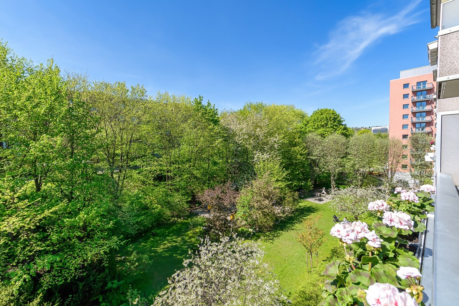Når solen forsvinner fra balkongen, kan du nyte solen i den flotte bakgården, der mange samles utendørs om sommeren Galleribilde