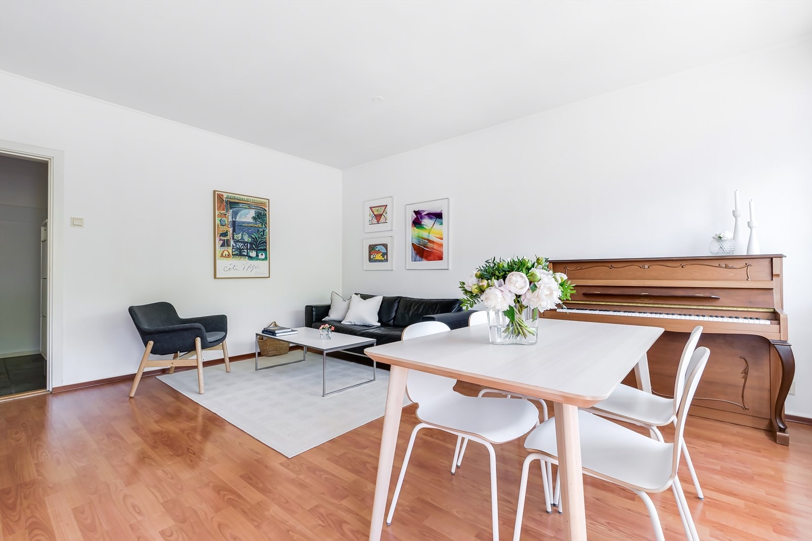 Meget lys og luftig stue med praktisk planløsning som gir plass for sofagruppe, spisebord og annet møblement Galleribilde