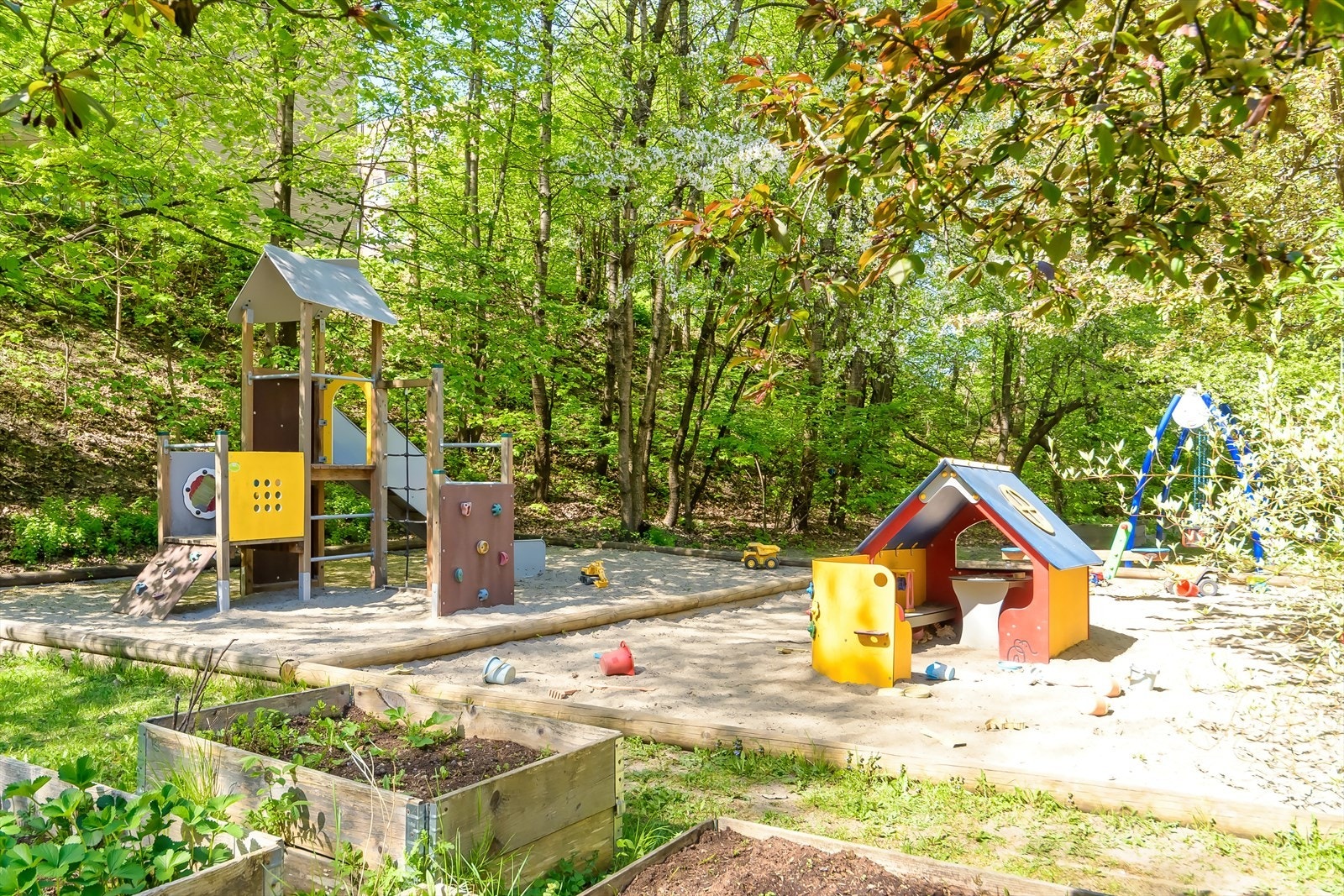 Her kan barna leke, mens de voksne nyter solen Galleribilde