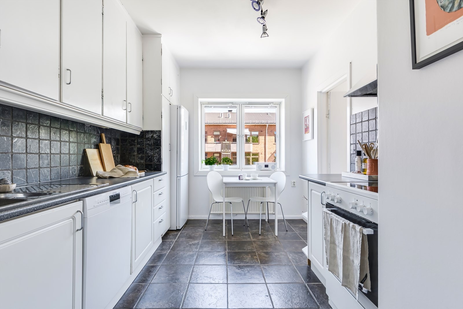 Leiligheten har separat kjøkkenrom med hyggelig spiseplass under vinduet Galleribilde