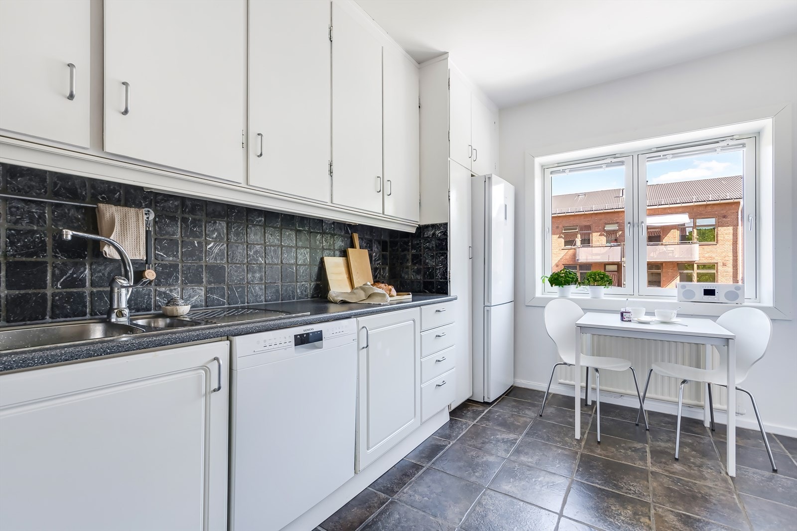 Det er godt med skap- og benkeplass, for både oppbevaring og matlaging Galleribilde