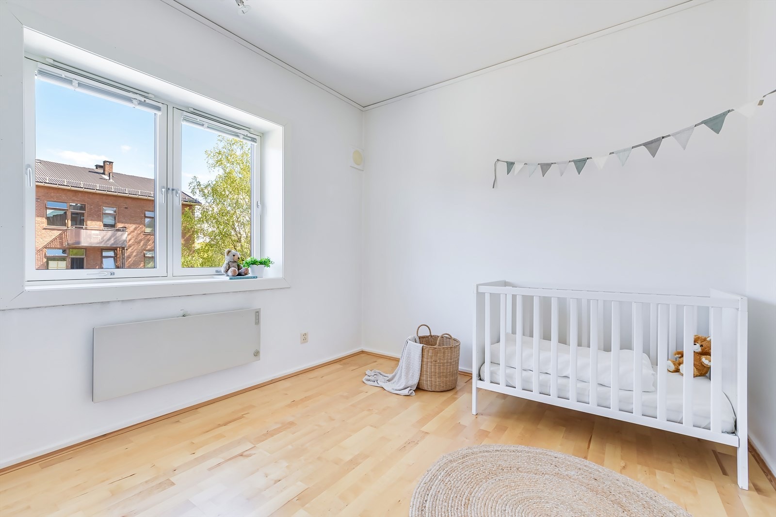 Det andre soverommet passer perfekt som barnerom, og har integrert klesskap Galleribilde