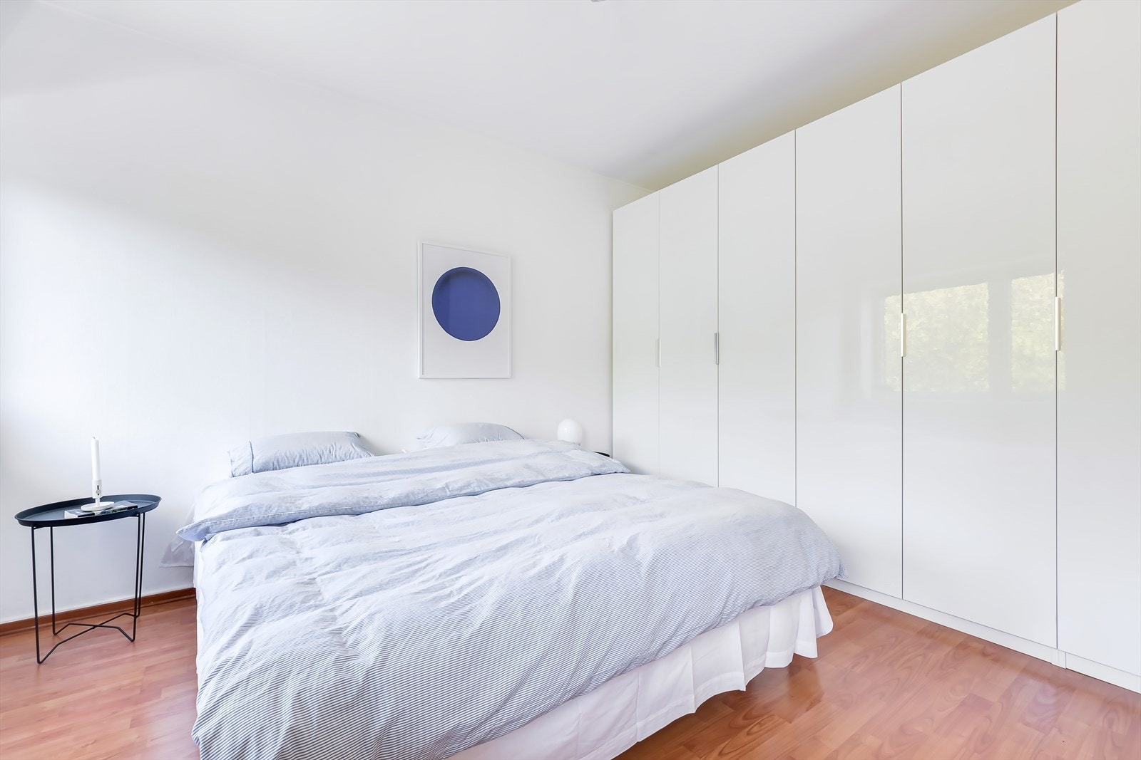 Det er rikelig med oppbevaringsplass i store garderobeskap Galleribilde