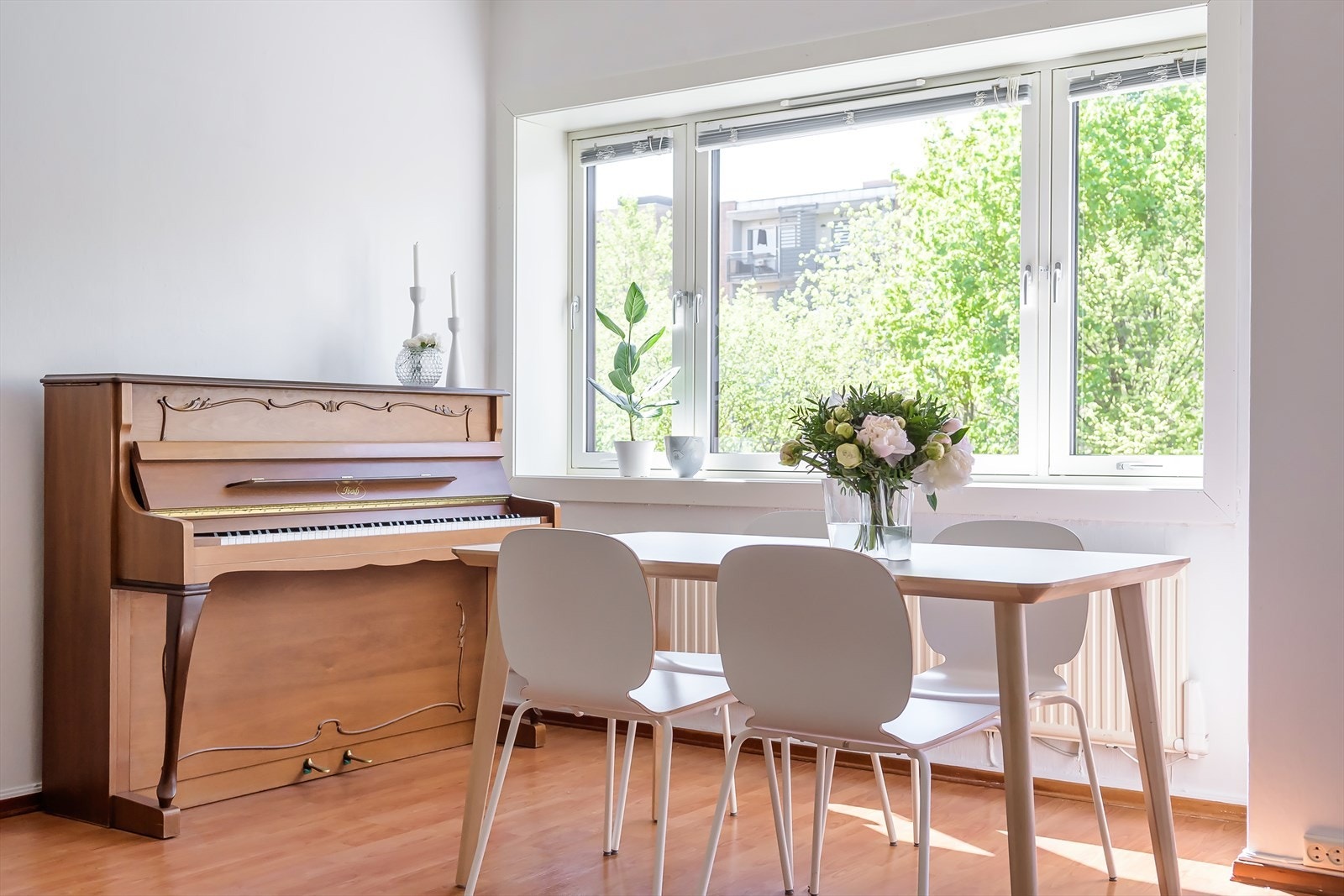 Store vindusflater (fra 2023) og god takhøyde gir en lys og trivelig stue Galleribilde