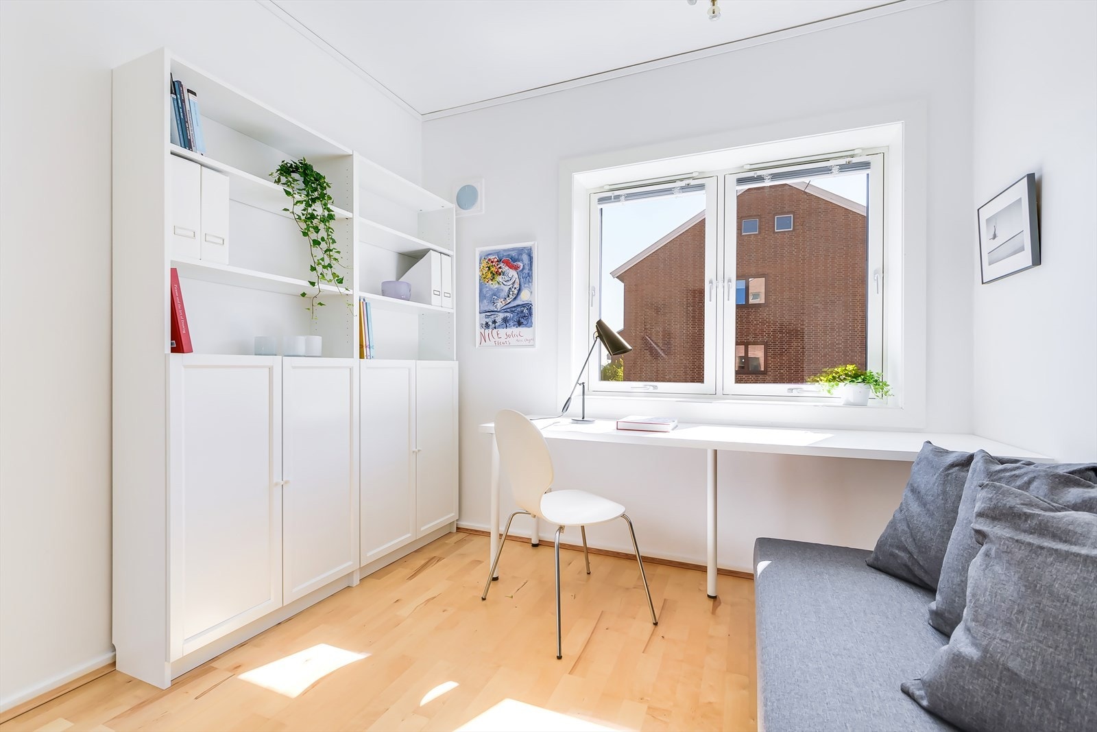 Rommet har integrert garderobeskap og stort vindu som gir pent lysinnslipp i rommet. Galleribilde