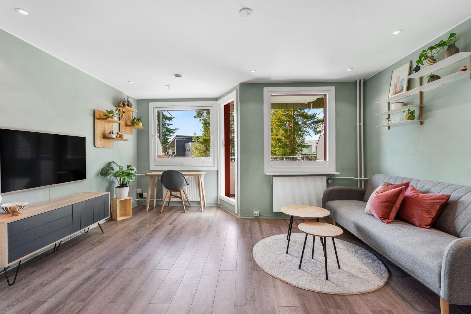 Stuen får godt med naturlig lysinnslipp fra store vindusflater mot vest. Vinduer og balkongdør ble skiftet i 2016 i regi av borettslaget. Galleribilde