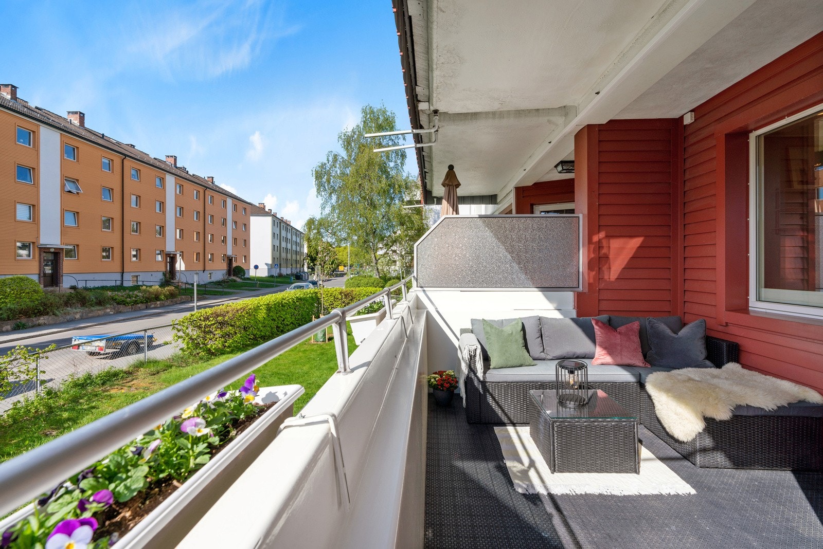 Den overbygde balkongen er på ca. 8 kvm og det er god plass til utesofa med mer, slik at man kan nyte sommerdagene med komfort. Galleribilde