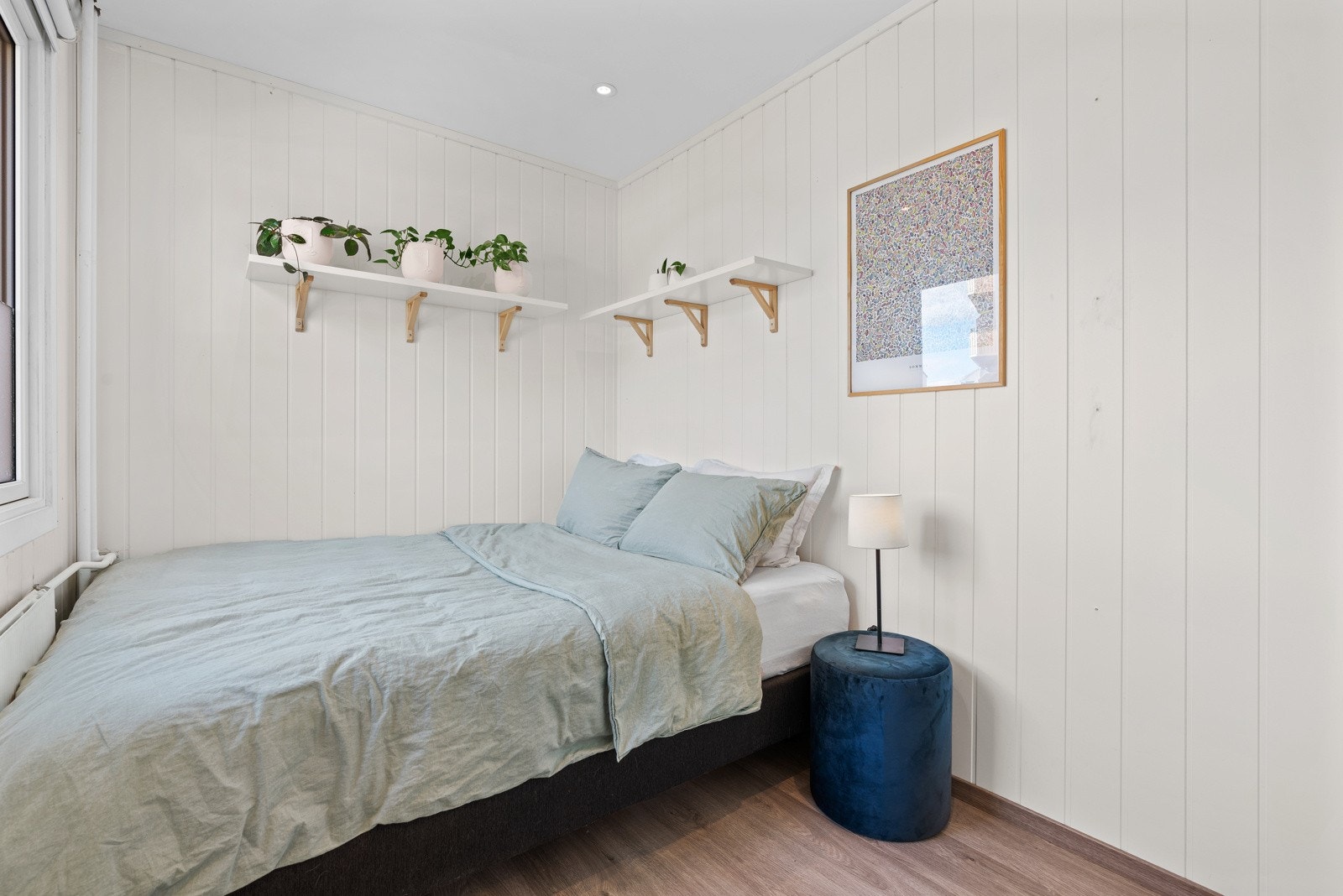 Rommet har god plass til å innredes med en dobbeltseng og nattbord. Galleribilde