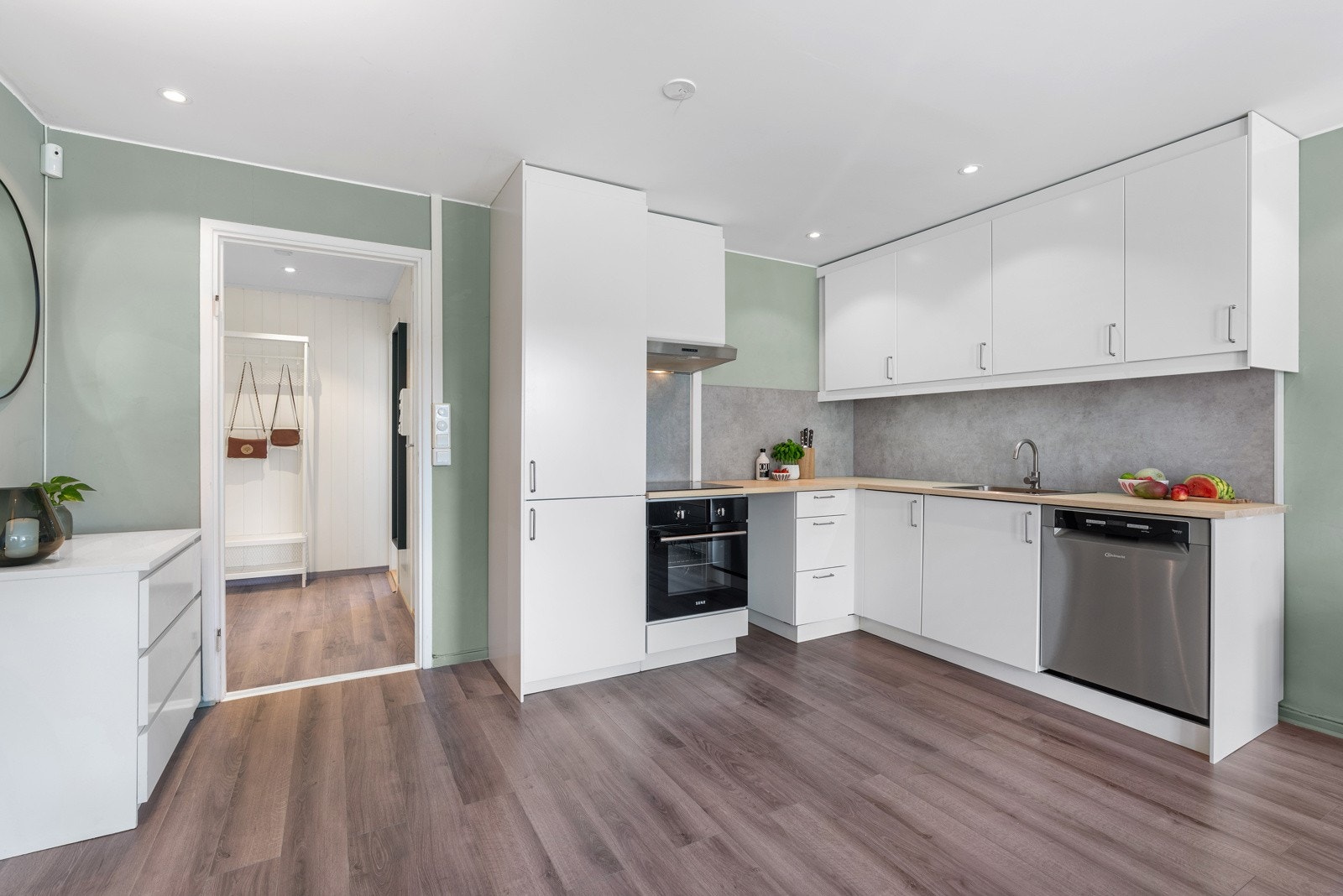 Fra stuen og kjøkkenet tar vi turen videre inn på badet. Galleribilde