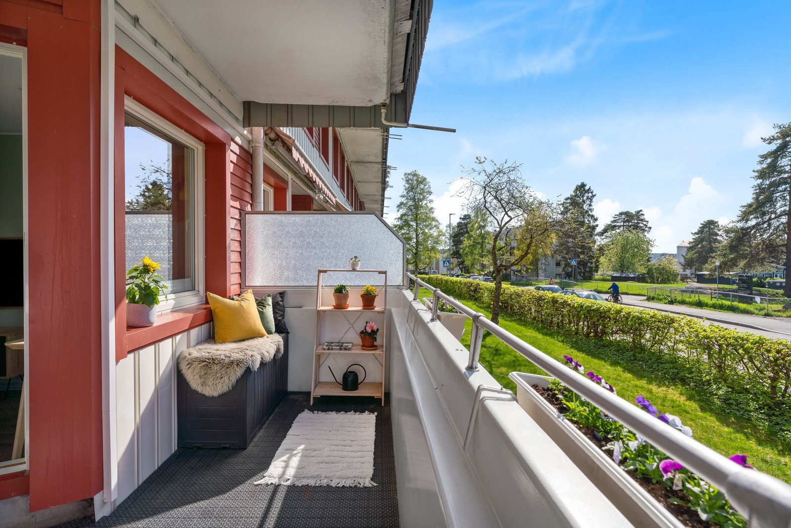 Vetlandsveien 78B er en lys og pen 2-roms i første etasje, et perfekt førstegangskjøp. Leiligheten har en sentral beliggenhet, kun 8 min. gange til T-bane. Galleribilde