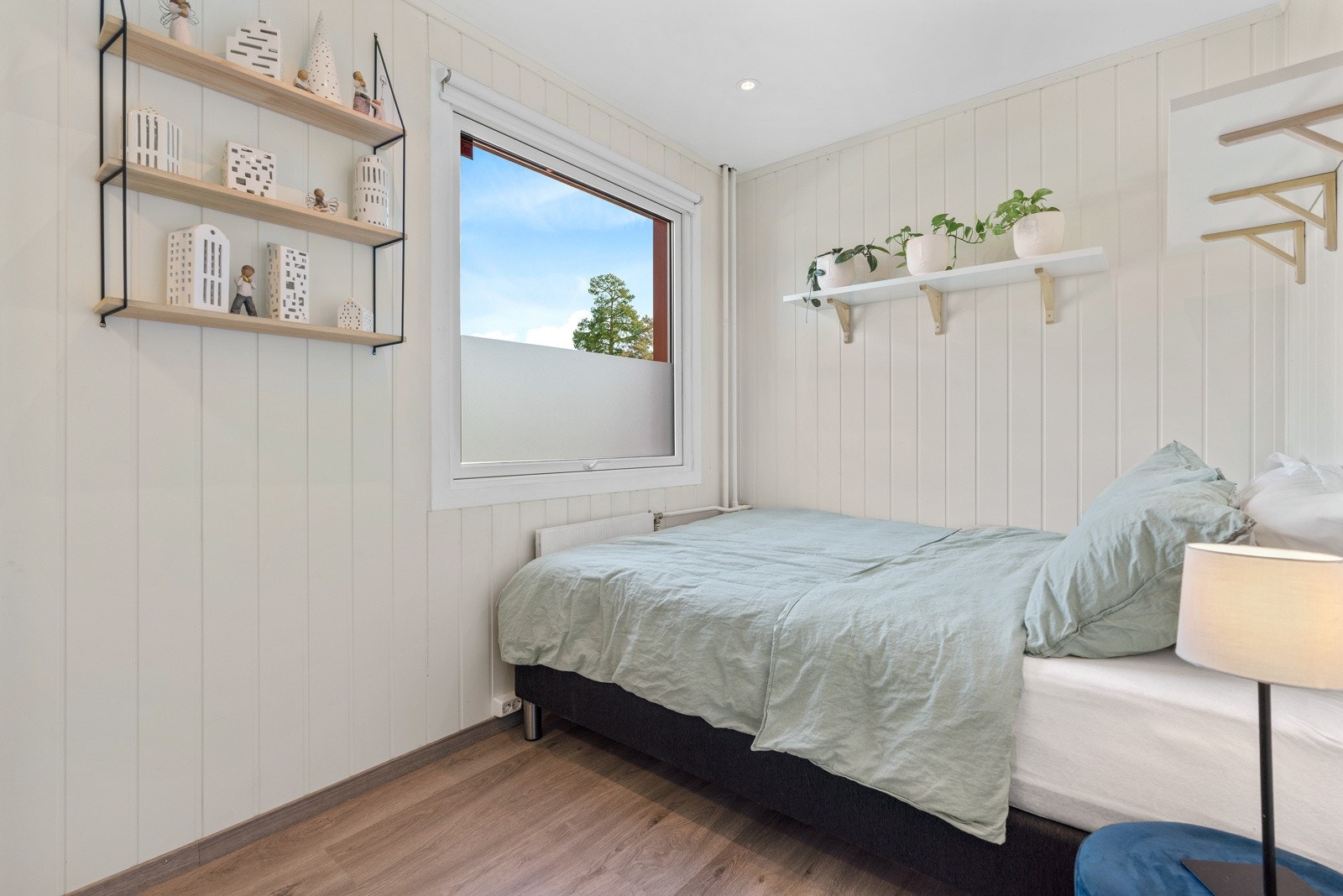 Soverommet har vindu vendt mot øst og inngang fra entreen. Vinduet har frosting på deler av glasset og er utstyrt med rullgardin. Galleribilde