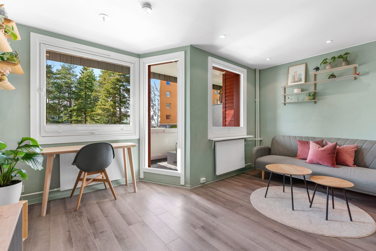 Fra stuen er det ellers utgang til en solrik, vestvendt balkong - en herlig forlengelse av leiligheten i sommerhalvåret. Galleribilde