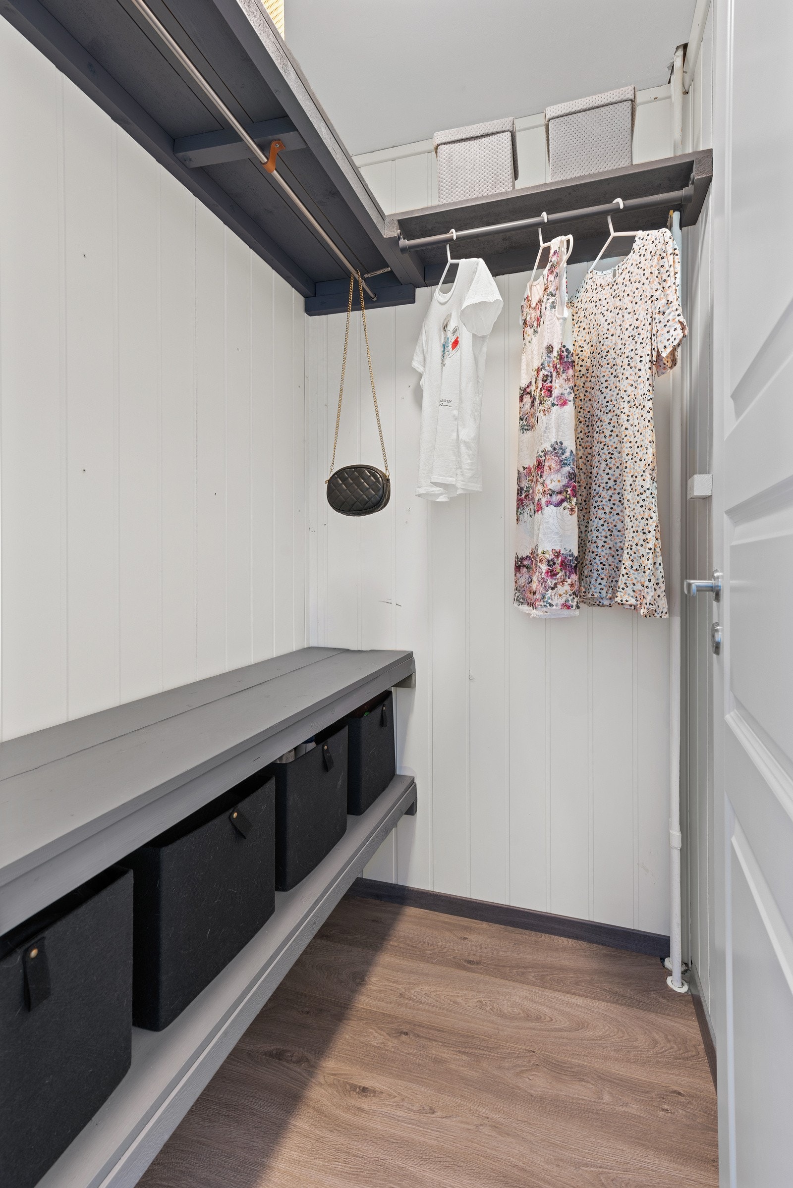 Fra soverommet er det inngang til et svært praktisk garderoberom med hyller, skohyller og stang til oppheng av tøy. Galleribilde