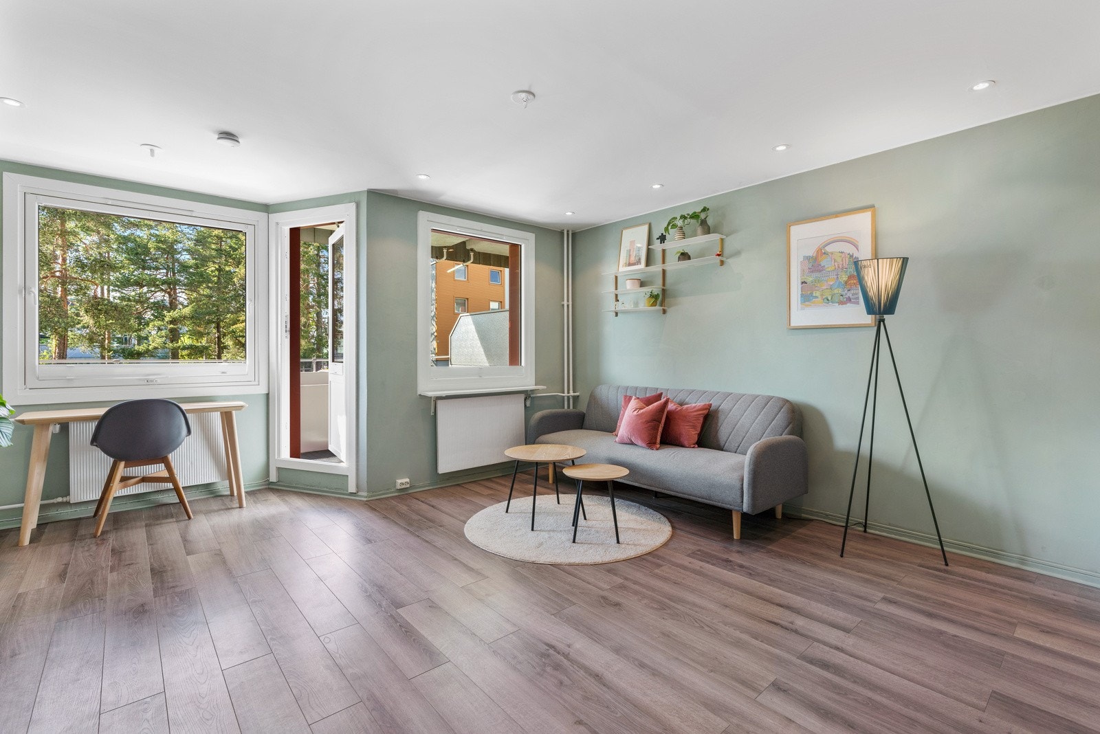 Stuen lar seg enkelt møblere med sofa, tv-løsning og spisebord. Galleribilde