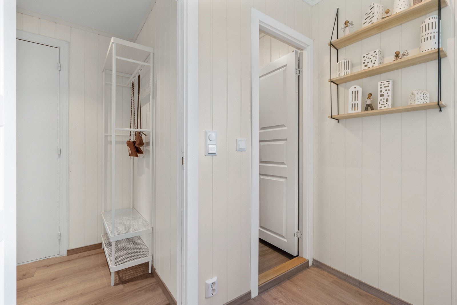 I gangen er det også fin plass til garderobeløsninger, og ytterligere lagringsplass finnes i en stor bod på 9 kvm i kjelleren. Galleribilde