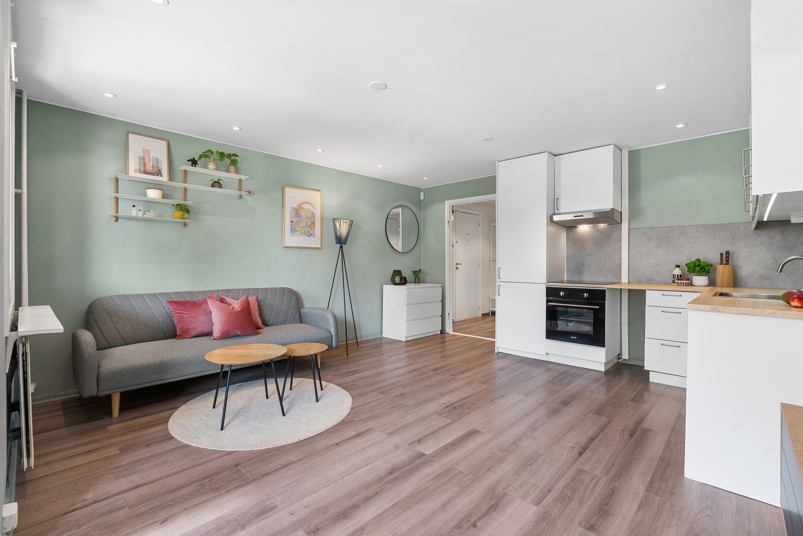 Fyring, a-konto varmtvann og grunnpakke kabel-tv og internett er inkl. i fellesutgiftene. Borettslaget jobber for tiden med innstallasjon av fibernett. Galleribilde