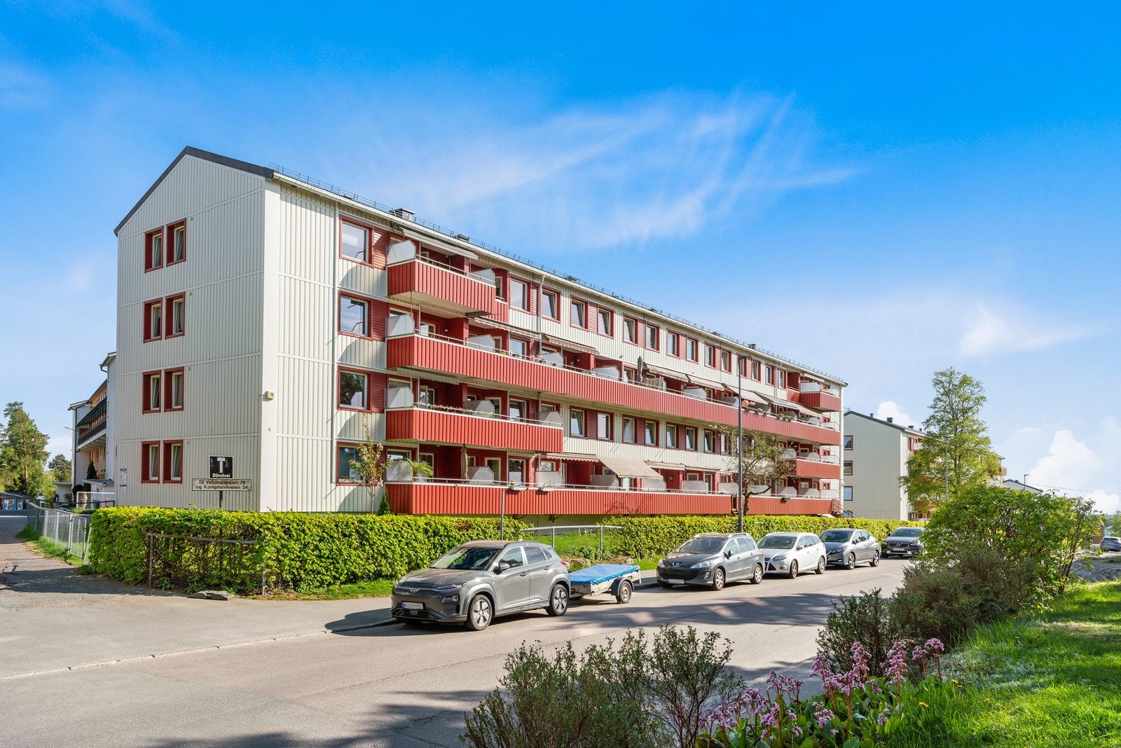 Leiligheten ligger fint plassert i byggets første etasje. Rundt om er det velfriserte hekker, prydbusker og blomstrende bed. Galleribilde