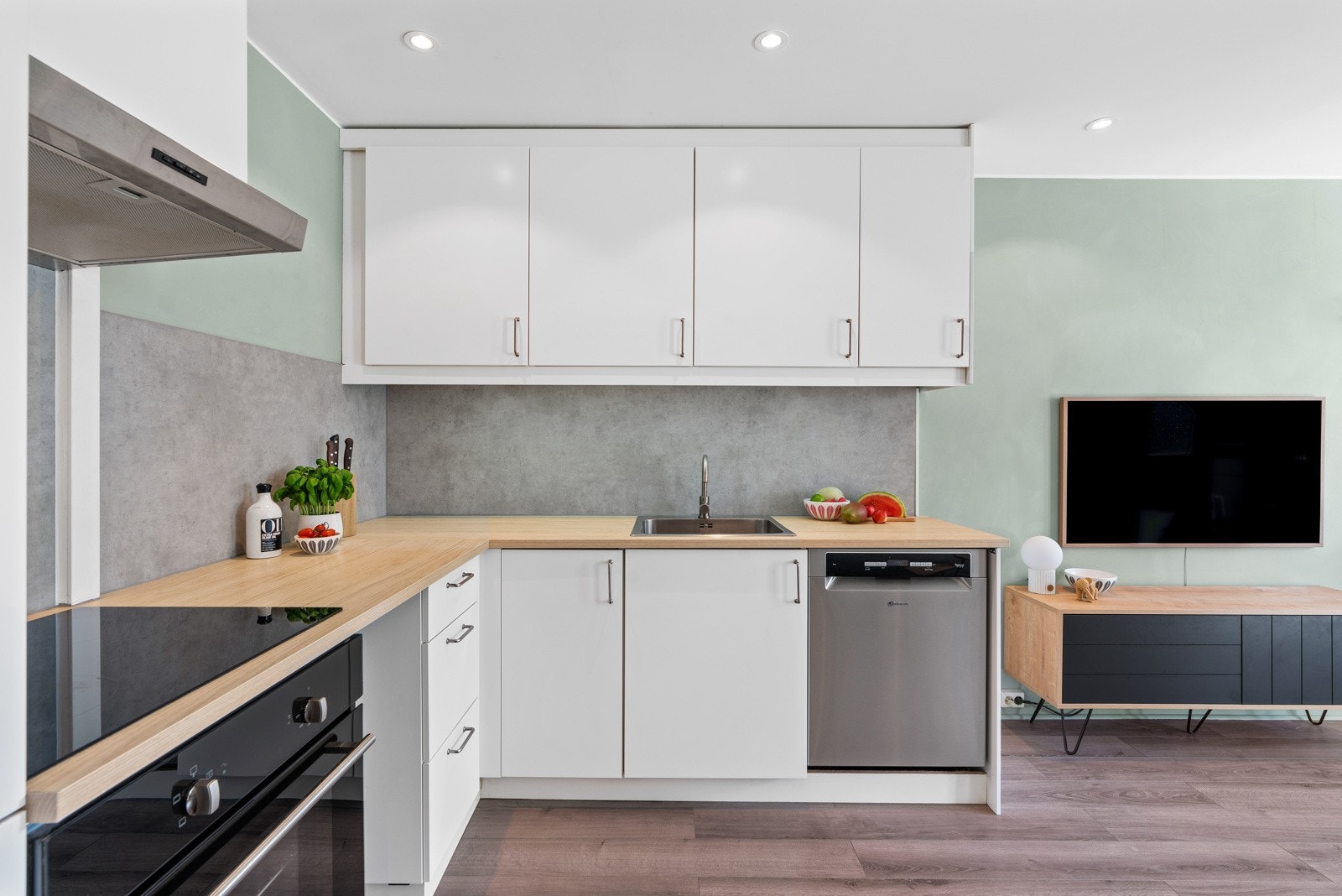 Stekeovn, platetopp og kjøl/frys er integrert, og det er kullfilterventilator over kokesonen og opplegg for oppvaskmaskin i benken. Galleribilde