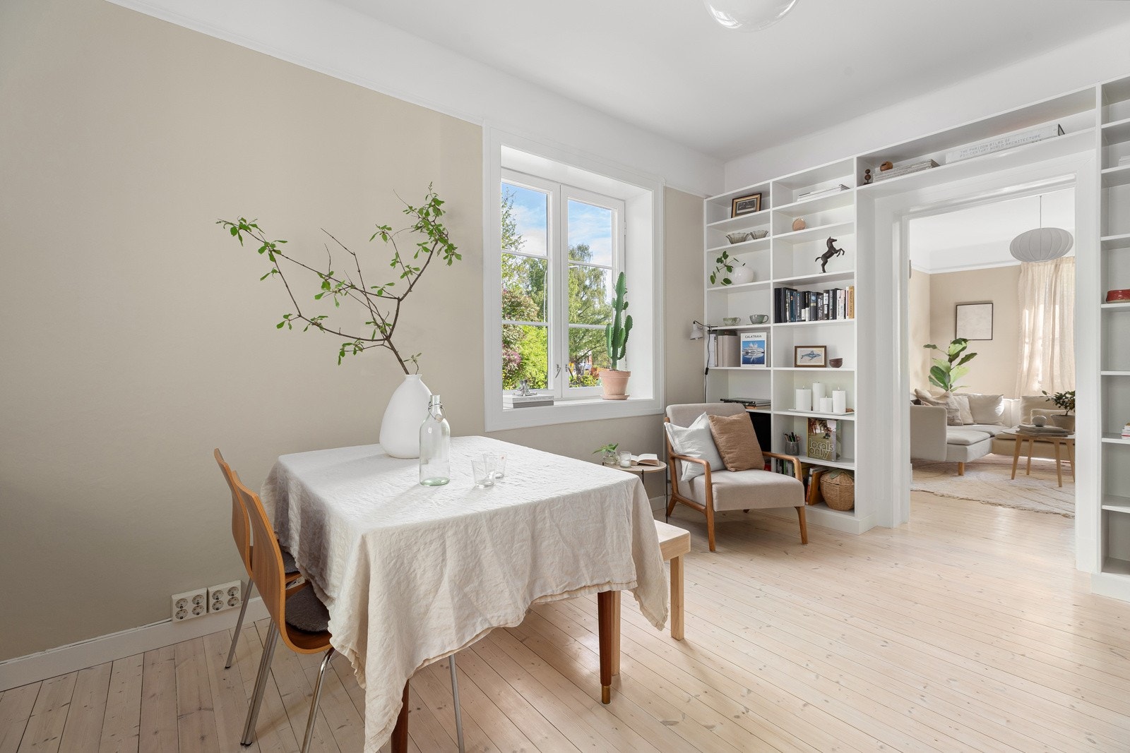 Videre inn i leiligheten kommer du til stuen Galleribilde