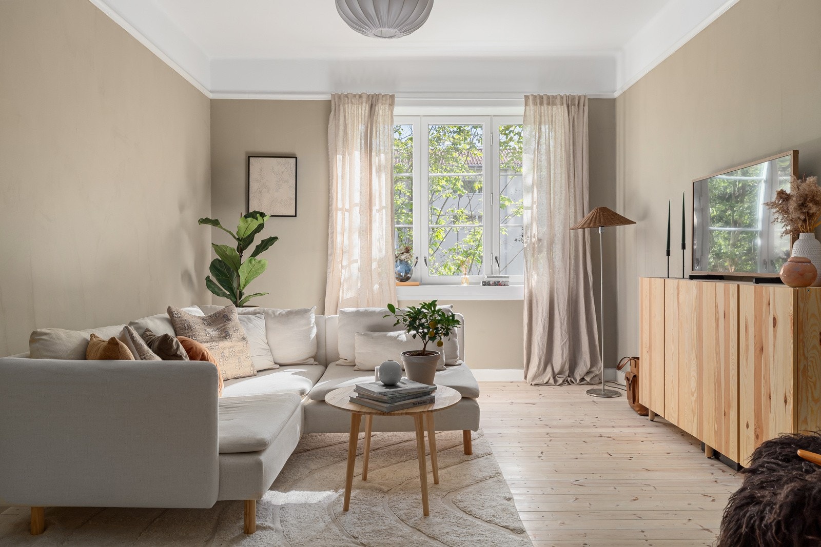 Leiligheten har en lys og innbydende stue med god plass til sofaløsning med tilhørende møblement Galleribilde