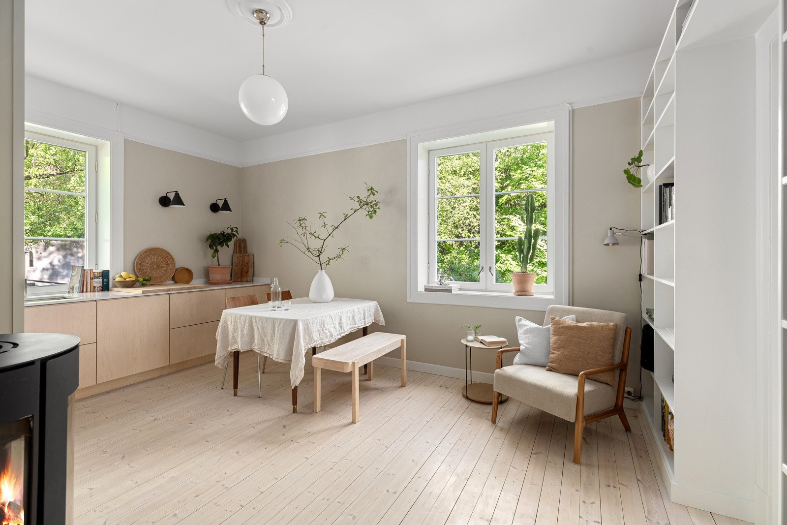 Det første du legger merke til er vinduene på begge sider av rommet som fyller rommet med mye naturlig lys Galleribilde