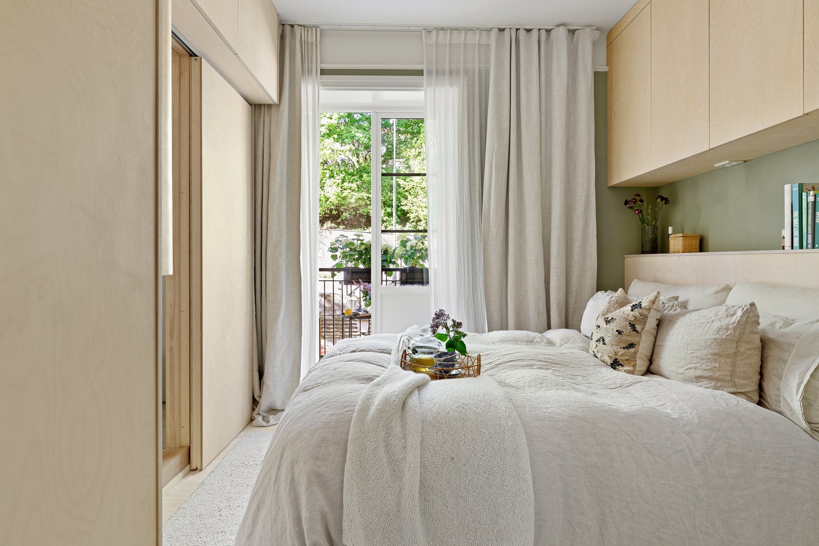 Malt to-fløyet balkongdør gir rikelig med naturlig lys Galleribilde