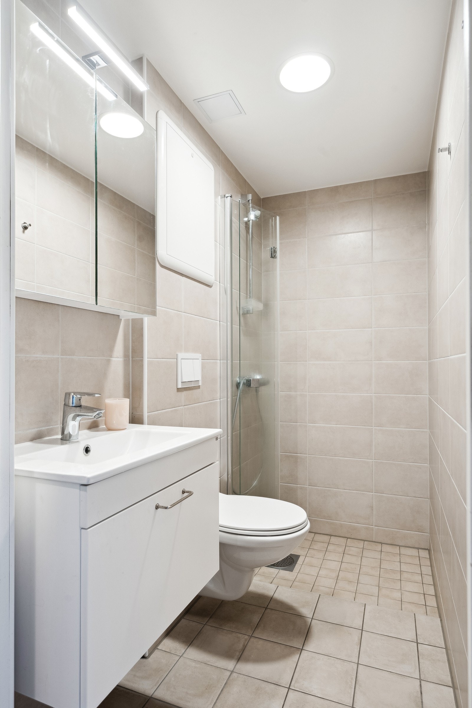 Moderne, helfliset bad fra 2023 med varme i gulv. (regi borettslaget) Galleribilde