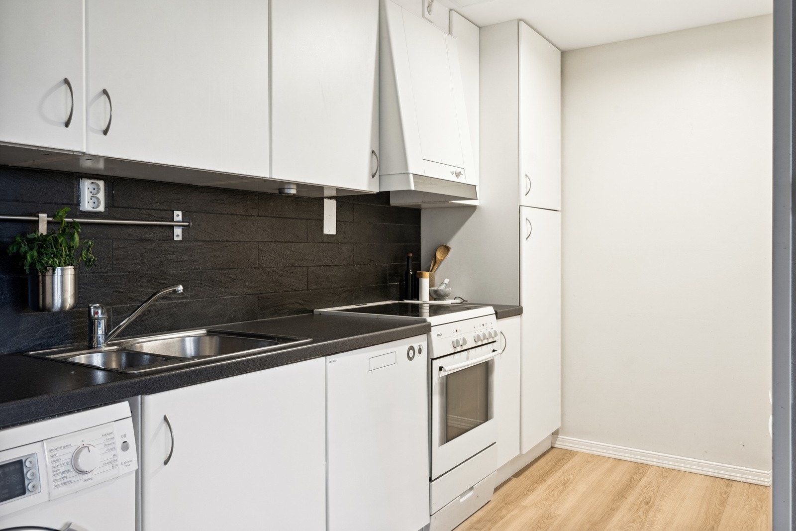 Flott Ikea kjøkkeninnredning fra 2019 (forrige eier) Galleribilde