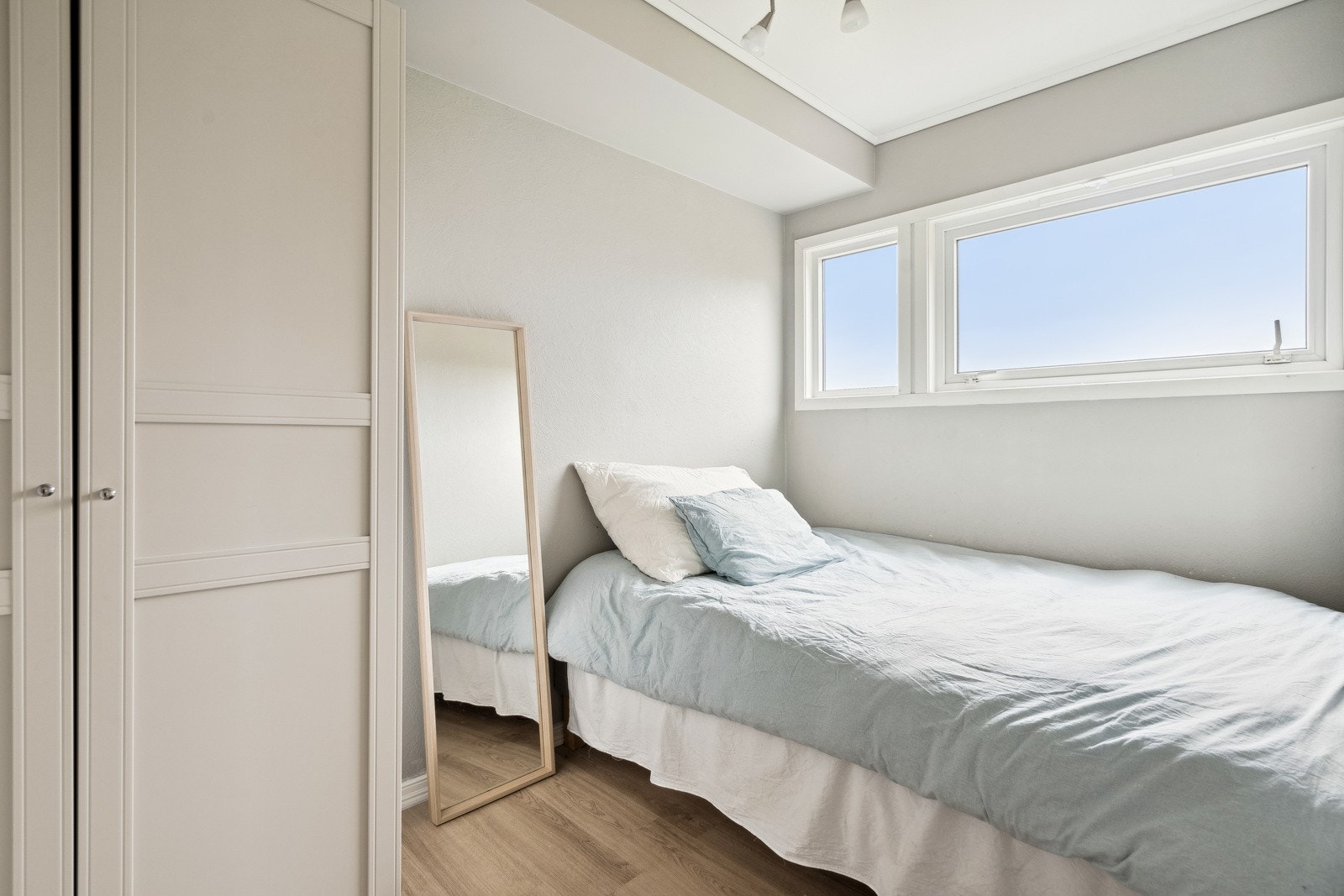 Lyst og fint soverom med plass til seng og nattbord. Garderobeskap. Galleribilde