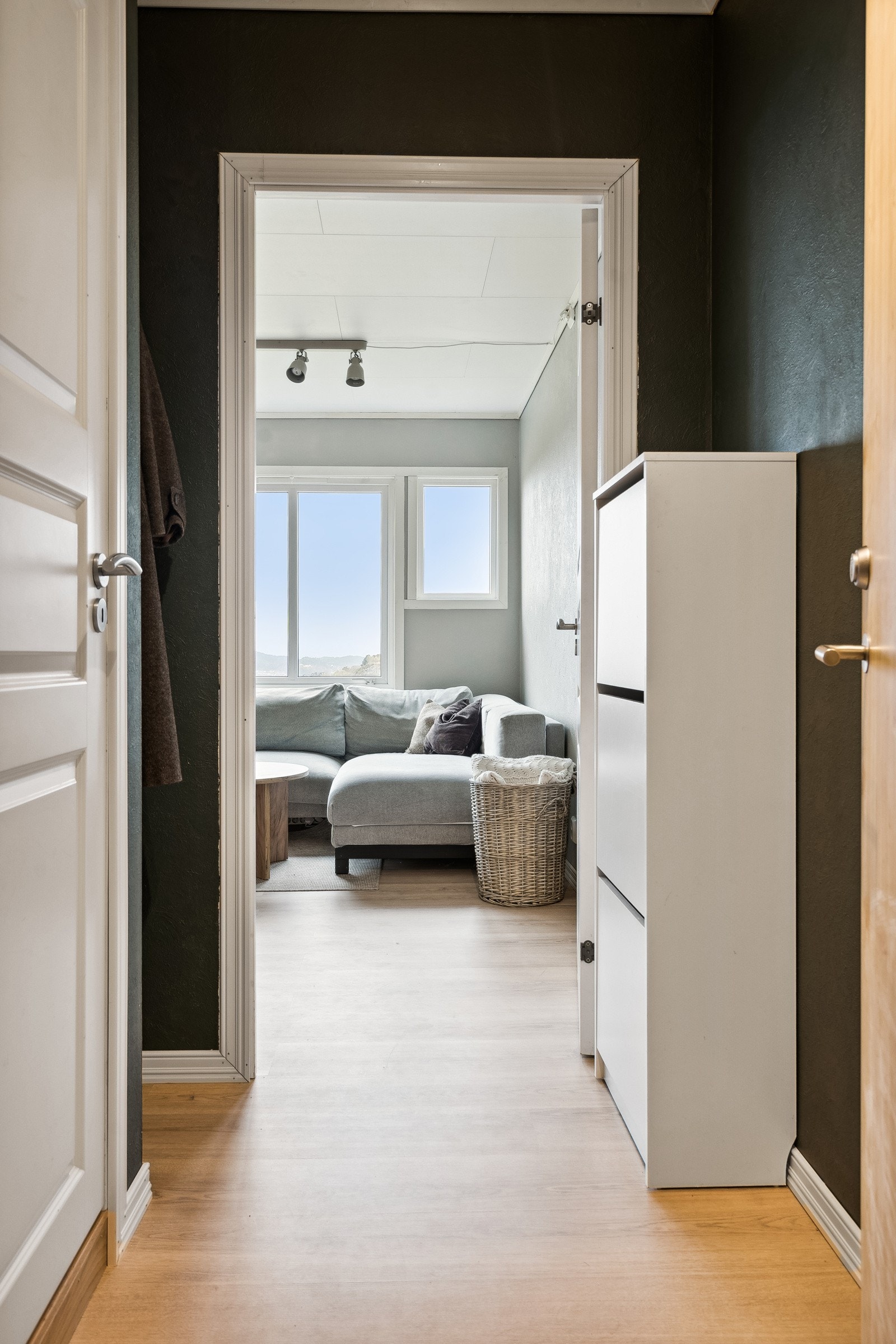 Gang med plass til sko og yttertøy. Galleribilde