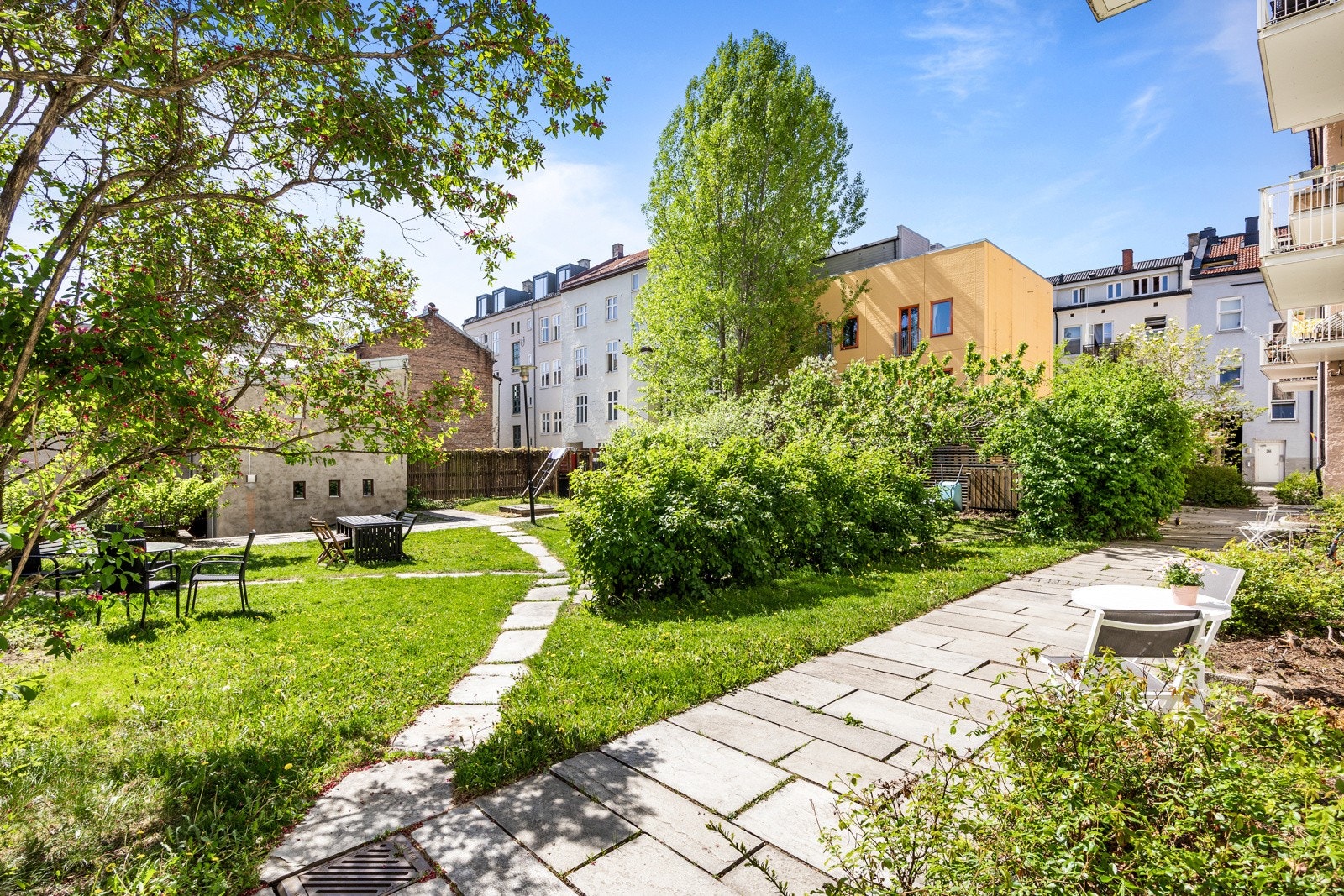 Borettslaget har en pent beplantet bakgård hvor det er satt opp utemøbler til fri bruk av beboerne. Galleribilde