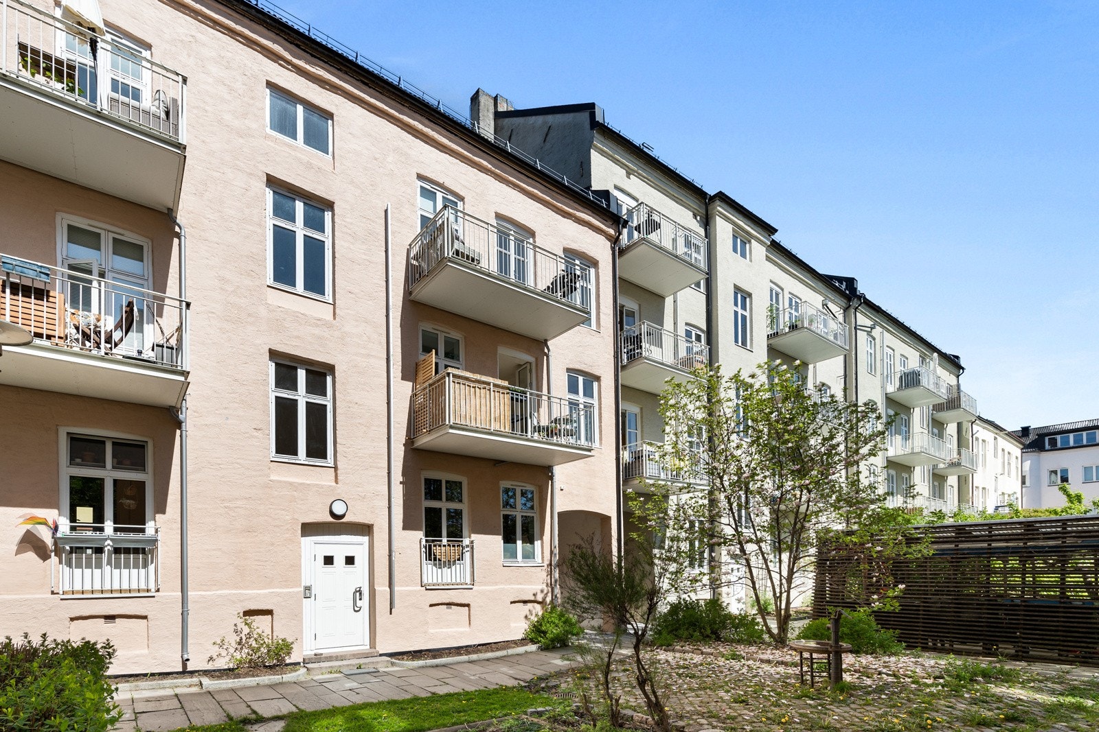 Fredelig bakgård. Den oppleves som en oase på sommerstid. Galleribilde