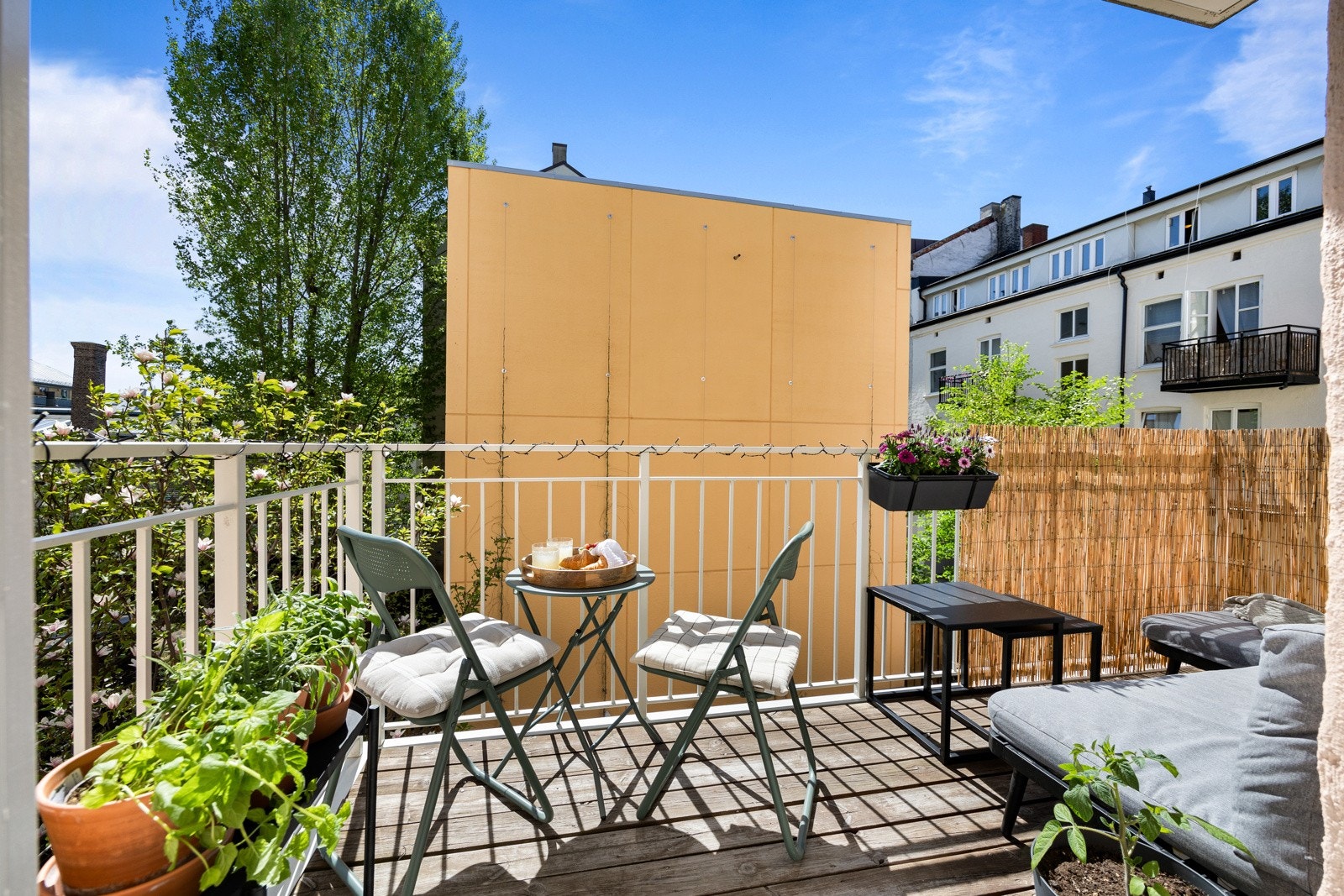 Her er det god plass til både utemøbler og grill. Galleribilde