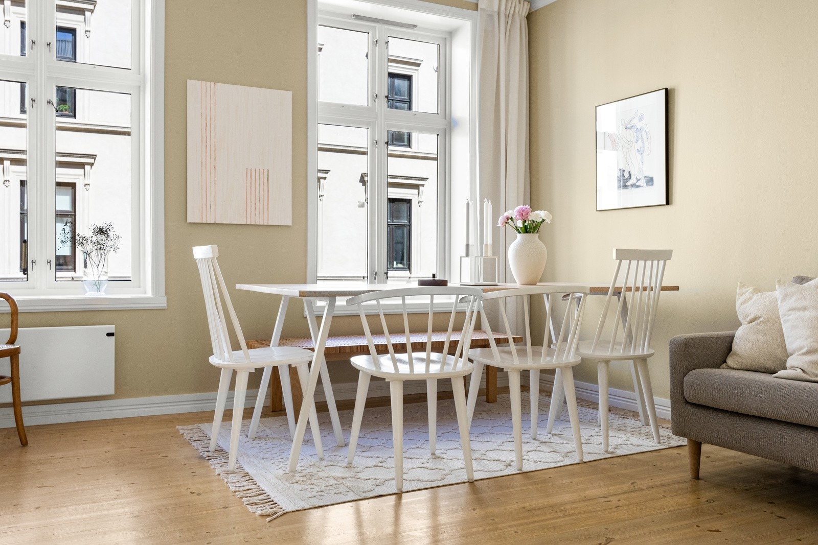 Leiligheten har flere sosiale soner og er perfekt for å invitere til middager. Galleribilde