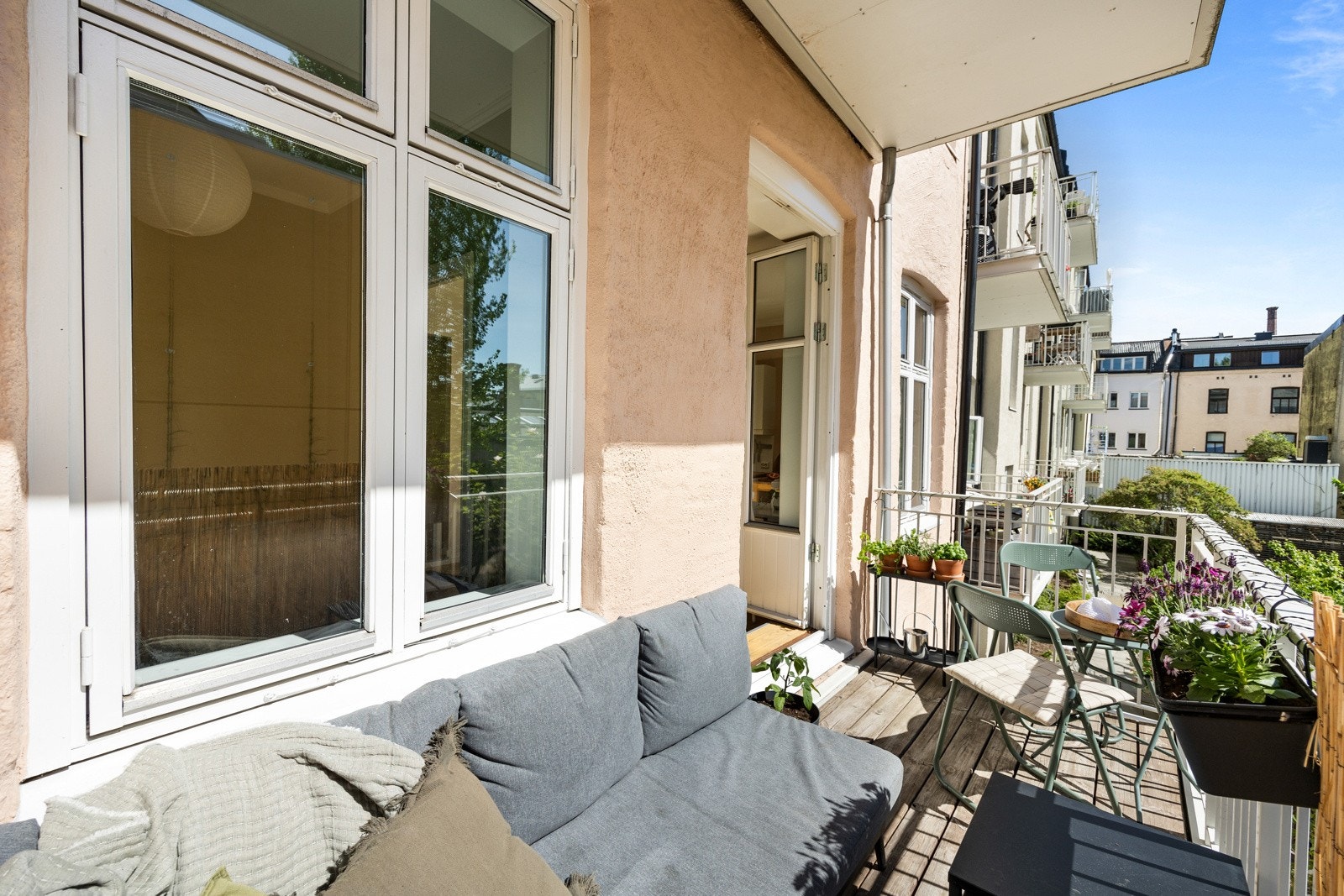 Uteplassen er virkelig leilighetens midtpunkt! Her kan du nyte solen fra morgen til kveld! Galleribilde