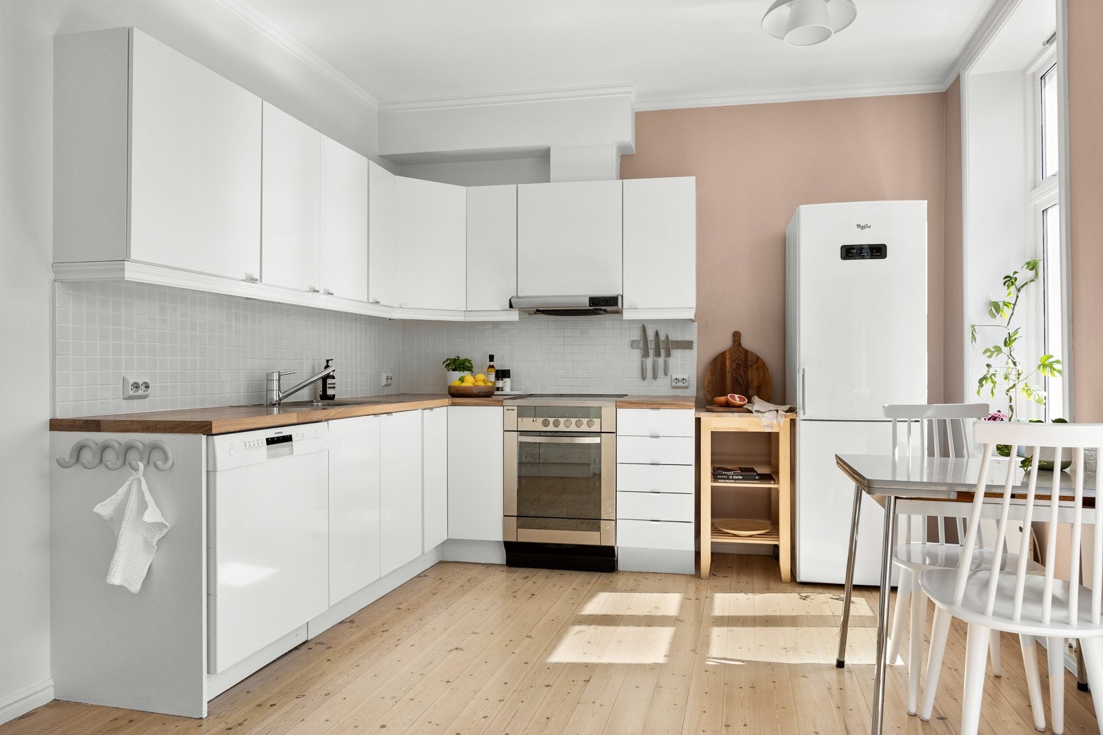 Det flotte kjøkkenet har god kombinasjon av benke- og oppbevaringsplass. Galleribilde