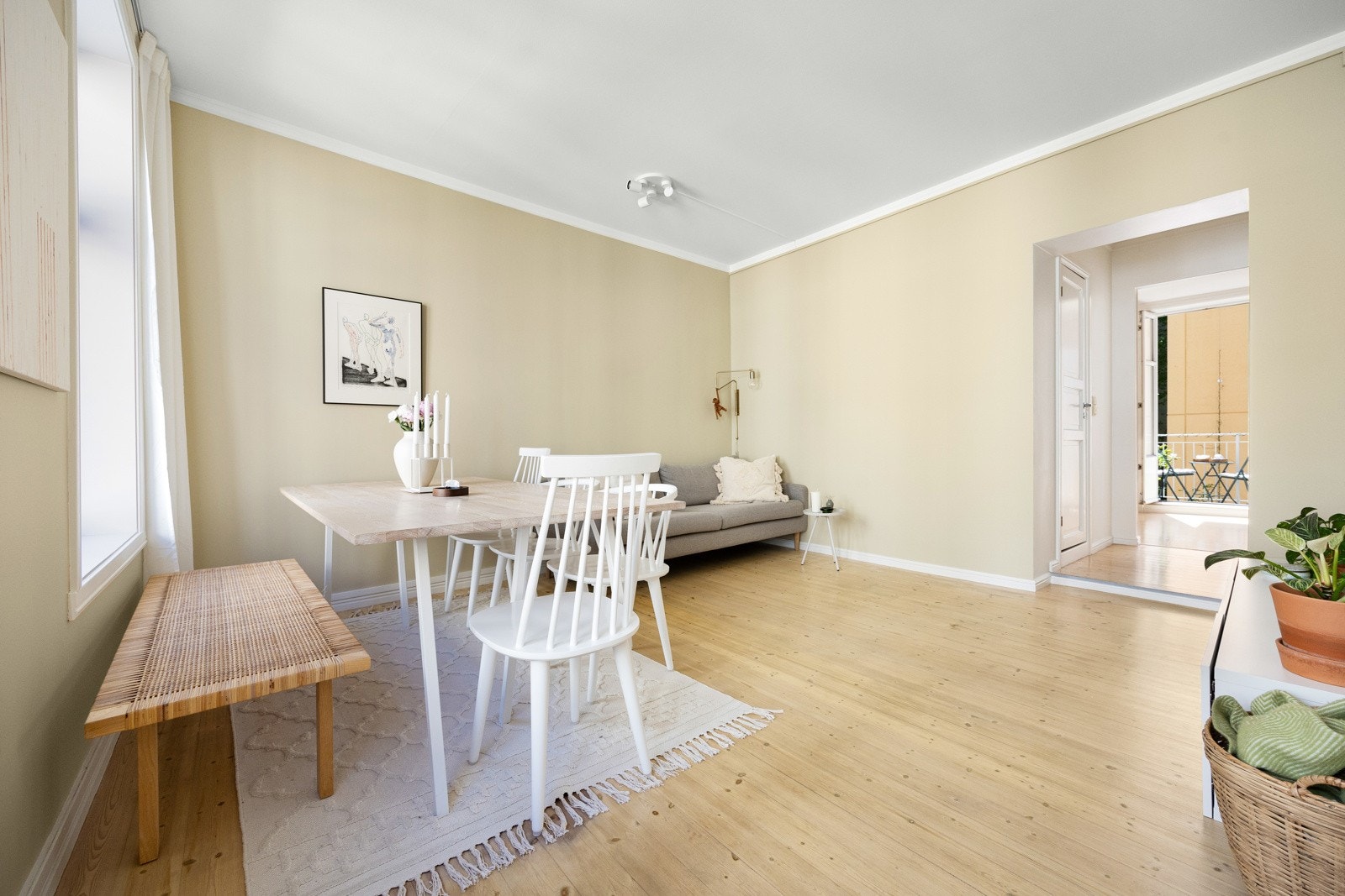 Takhøyden i stuen er målt til 2.71 m. Galleribilde