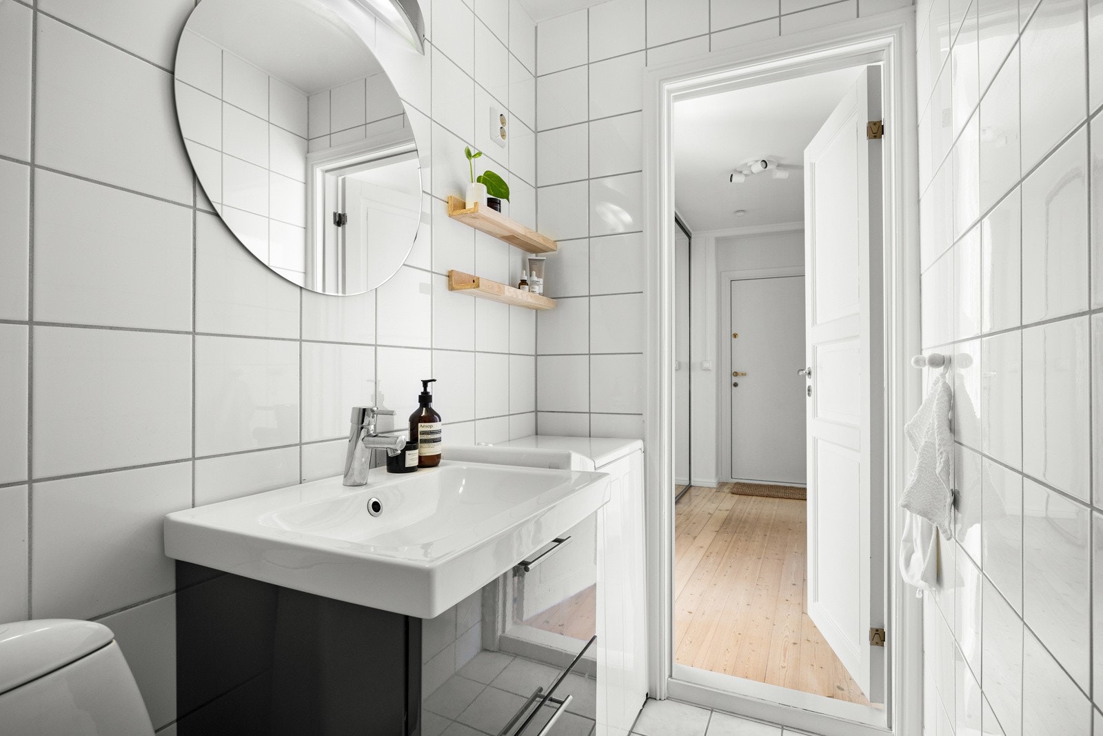 Flott og flisalgt baderom fra 2002. Galleribilde