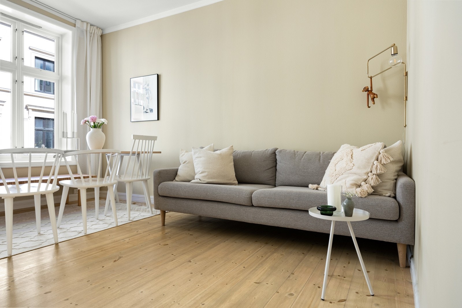 Lys og luftig stue med en herlig fargepalett på veggene. Enkelt å innrede etter eget ønske. Galleribilde